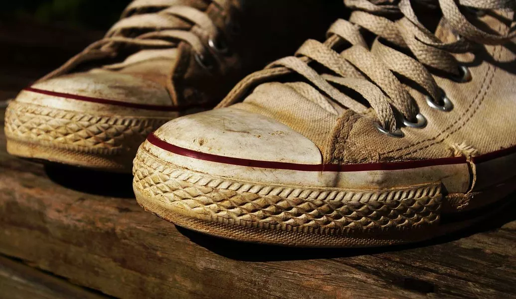 Don’t pack dirty shoes and clothes while traveling